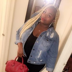 Meet your Posher, Monique